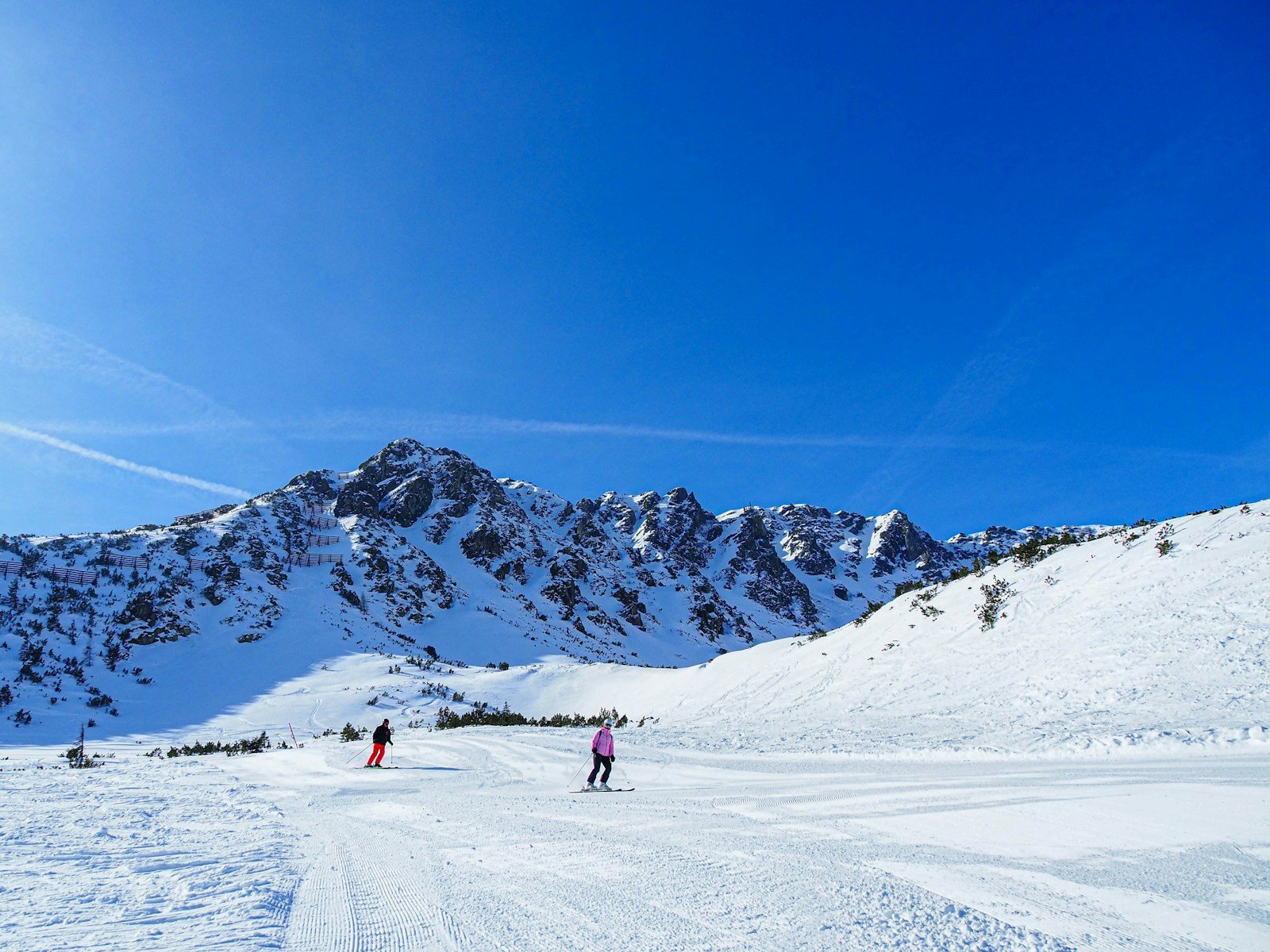 Skiløbere i Andorras sneklædte bjerge