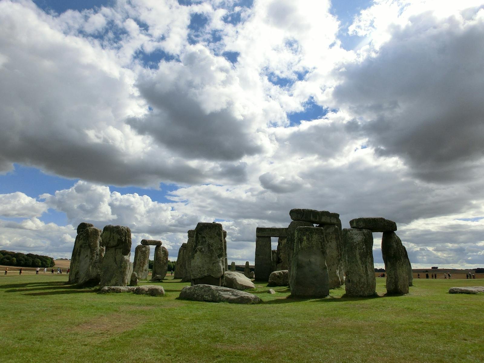 A stunning view of Stonehenge with a cloudy sky, showcasing its ancient megaliths.
